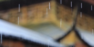 中国竹屋在雨中