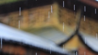 中国竹屋在雨中视频素材模板下载
