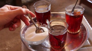苏丹式茶杯，银托盘上放着糖碗视频素材模板下载
