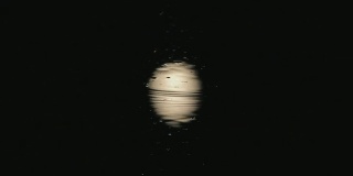 水中的月亮倒影