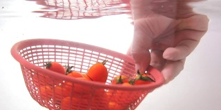 特写是在水下洗小西红柿