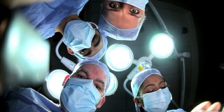 患者POV多民族手术团队在手术室
