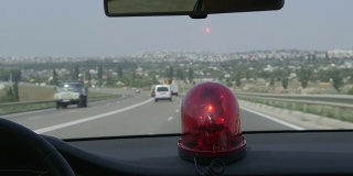 在高速公路上驾驶有红灯闪烁的汽车
