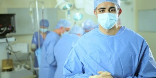 肖像亚洲医生穿着手术服手术室