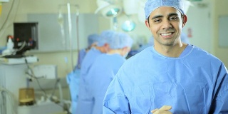 肖像亚洲医生穿着手术服手术室