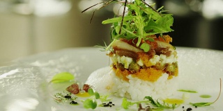 主厨在豪华餐厅提供美味的海鲜沙拉。