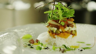 主厨在豪华餐厅提供美味的海鲜沙拉。视频素材模板下载