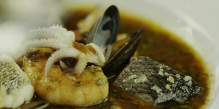 在豪华餐厅吃美味海鲜汤。特写镜头。
