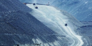 重型矿用自卸车在露天开采中行驶