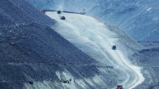重型矿用自卸车在露天开采中行驶视频素材模板下载