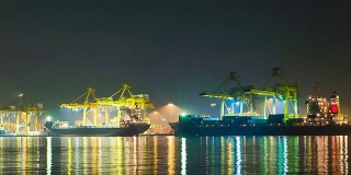 货物港口用起重机。夜景间隔拍摄