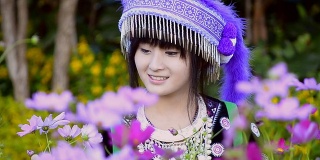 可爱的亚洲女孩在美丽的山丘部落泰国服装
