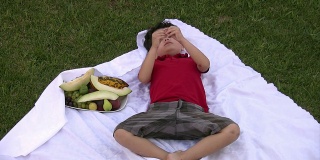 孩子在户外野餐时吃水果