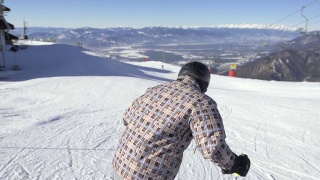 慢动作:滑雪者在晴天滑雪的设置视频素材模板下载