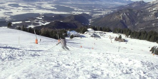 慢动作:乡村滑雪与山景
