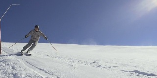 慢动作:前视图的专业滑雪者滑雪