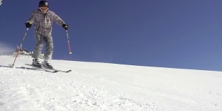 慢动作:专业滑雪者在斜坡上雕刻