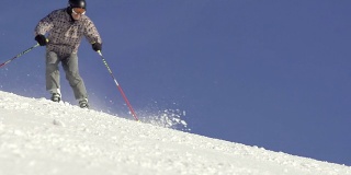 滑雪者下坡和飘雪的慢动作