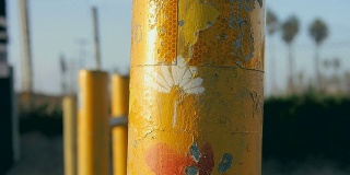 黄色系柱与涂鸦洛杉矶