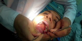 牙科医生牙齿修复在口腔诊所，波夫