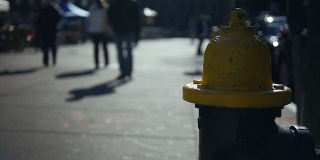 波士顿的行人走过消防栓和市场