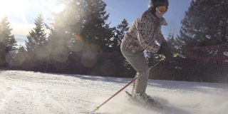 慢动作:专业滑雪者滑雪。阳光耀斑。