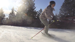 慢动作:专业滑雪者滑雪。阳光耀斑。视频素材模板下载