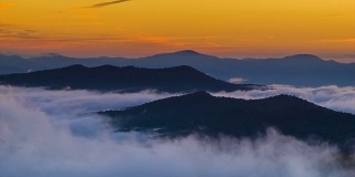 快速移动的云雾在金色日出的蓝岭山脉