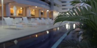 豪华酒店游泳池在晚上