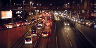 城市夜晚的交通状况。