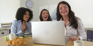 西班牙裔、非洲裔和白种人商业女性一起在电脑前工作