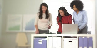 三位商业女性一起使用平板电脑的肖像