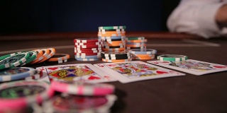 赌场。玩的筹码。扑克表