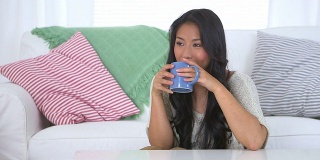 一个在家里喝咖啡的日本女人