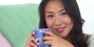 一个日本女人拿着她的咖啡杯