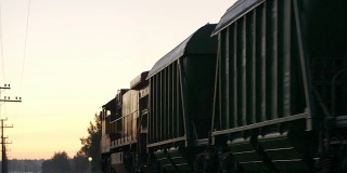 一列货运火车在乡下驶过。