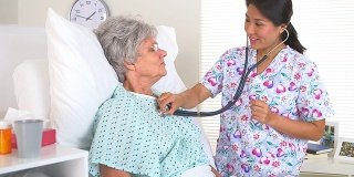 一个日本护士在给病人检查脉搏