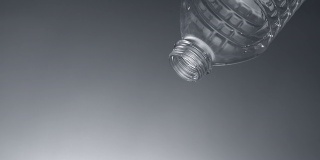 水从塑料瓶里滴出来，慢动作
