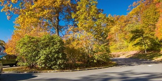北卡罗莱纳州山上的车辆经过秋天的彩色树