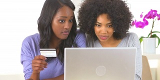 两个非裔美国朋友在网上决定买什么