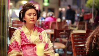 日本艺妓在咖啡馆视频素材模板下载