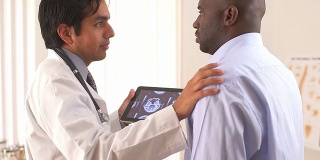墨西哥医生使用平板电脑与患者共享核磁共振