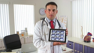 西班牙裔医生使用平板屏幕显示超声波视频素材模板下载