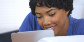非裔美国妇女使用笔记本电脑的特写
