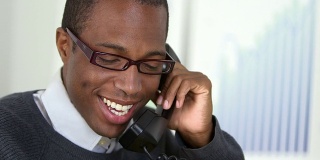 一位非洲裔美国商人在打电话