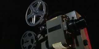 多莉:老式16毫米电影放映机放映电影