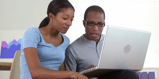 两个黑人商业伙伴在用笔记本电脑