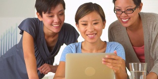 中国的商业女性愉快地使用着平板电脑