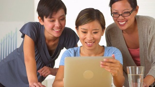 开心的中国商业女性使用平板电脑视频素材模板下载
