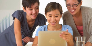 开心的中国商业女性使用平板电脑